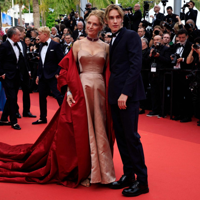 Uma Thurman sa sinom Levonom Roanom Thurmanom-Hawkeom na kanskom crvenom tepihu