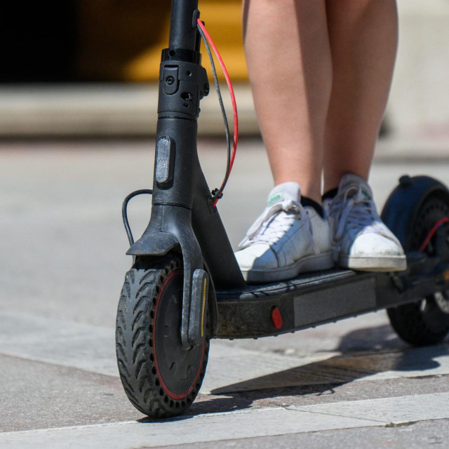 Električni romobil; ilustracija