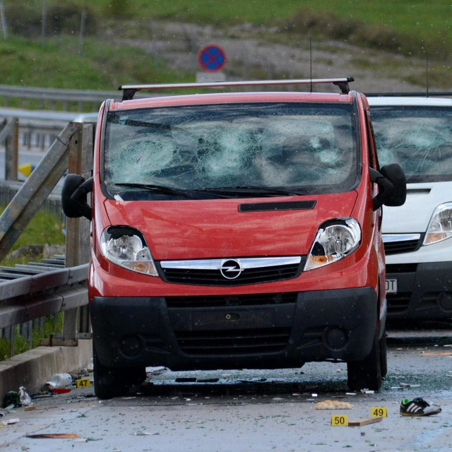 Vozila koja su oštećena tijekom tučnjave navijača