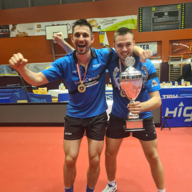Frane Kojić i Ivor Ban s trofejom
