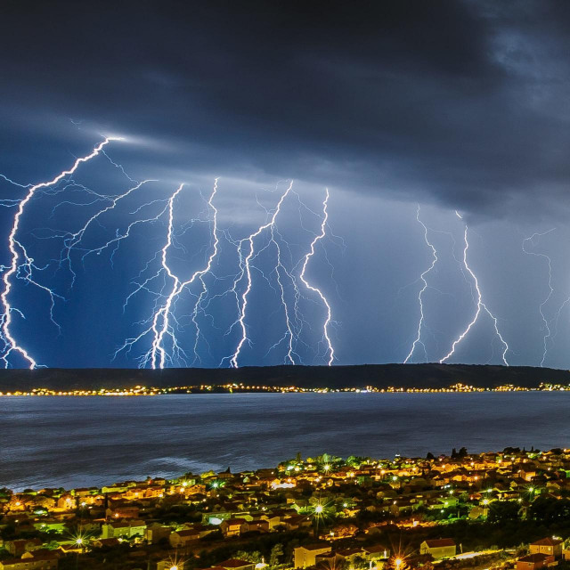 Ilustracija: Munje iznad Kaštela i Kaštelanskog zaljeva