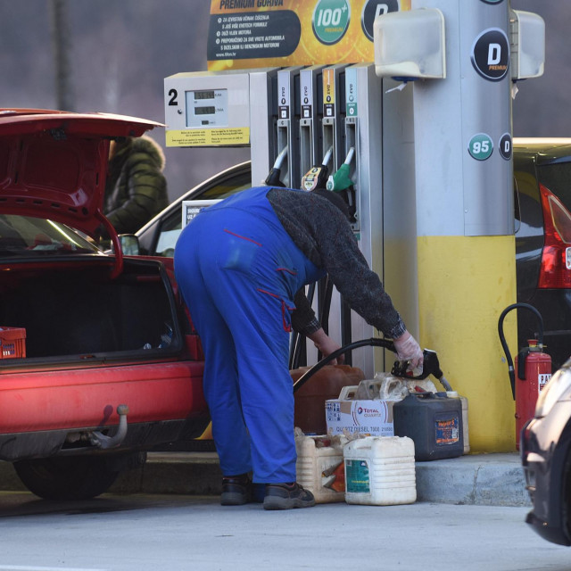 Kad shvatiš da si na krivoj poziciji, ispred je već stao drugi vozač, iza tebe su se sparkirala još tri, a ti na pištolju s nereguliranim cijenama koje se vrte kao taksimetar velikogoričkih prijevoznika
