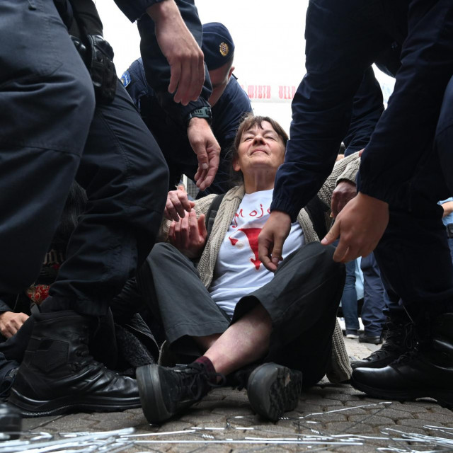 Kontraprosvjednice zaustavile povorku