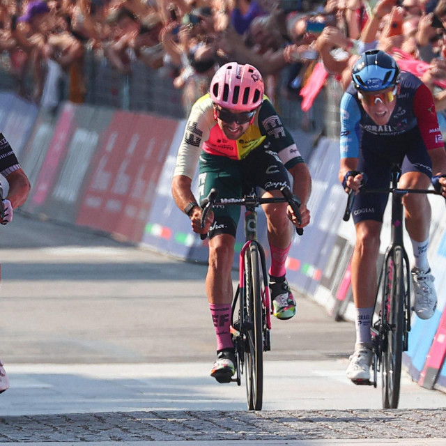 Brandon McNulty, Ben Healy i Marco Frigo u završnom sprintu