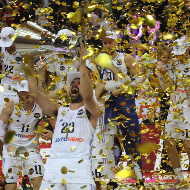 Sergio Llull podiže trofej