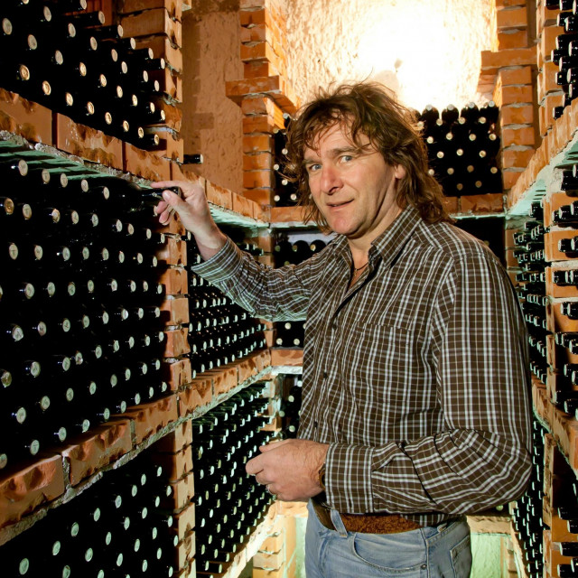 Mato Violic Matusko je vinar i vlasnik vinarije

 