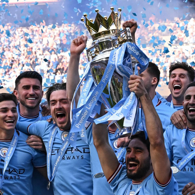 Ilkay Gundogan i društvo s pobjedničkim peharom