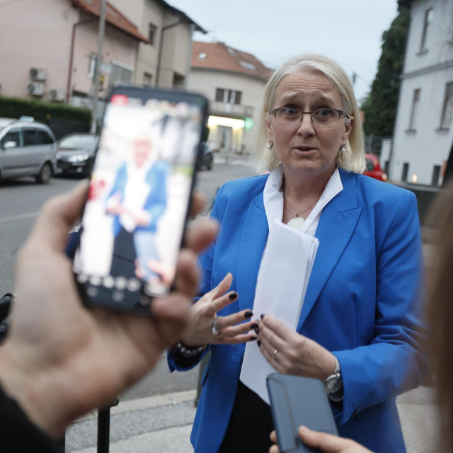 Ravnateljica bolnice Sveti Duh Ana-Maria Šimundić dala izjavu za medije o preminulim tijelima na podu mrtvacnice.


 