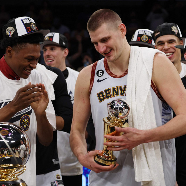 Nikola Jokić s trofejem koji nosi ime Magica Johnsona koji je pun čestitki za njega