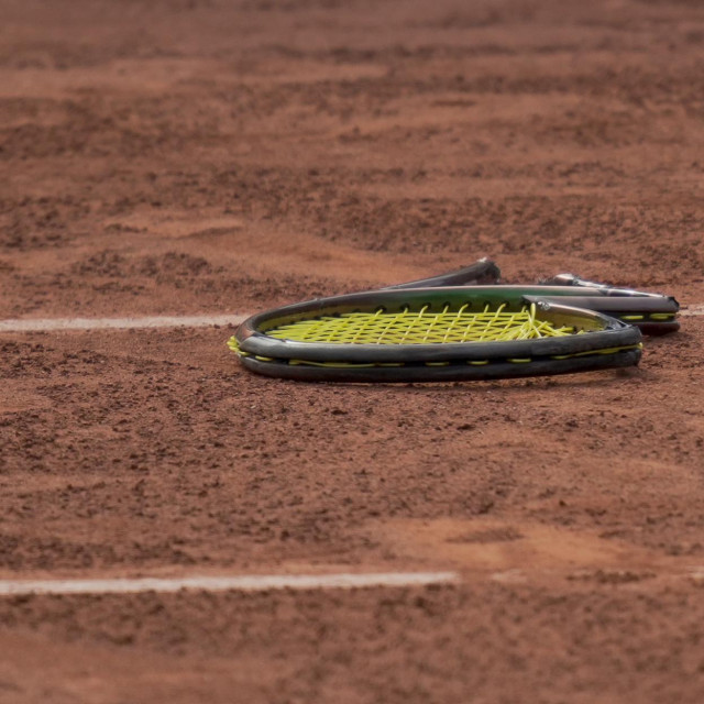 Mikael Ymer je prepolovio reket