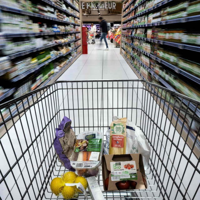 (FILES) This photograph taken on December 7, 2022, shows a shopping cart in a supermarket at Balma, near Toulouse, southwestern France,. - France‘s Prime Minister Elisabeth Borne on April 27, 2023, has called on agribusinesses to make an effort in renegotiations with supermarkets in an effort to bring down prices on the shelves, in the face of ever-rising food inflation. (Photo by Lionel BONAVENTURE/AFP)