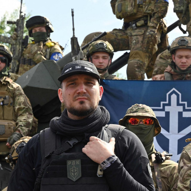 Denis Nikitin sa svojim borcima