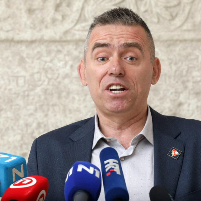 Mlinarić je snimku podviga stavio na Fejs, za slučaj da srbokomunistički mediji prešute koji je on baja