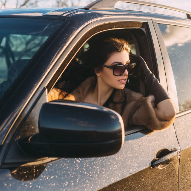 Mlada vozačica (ilustracija)