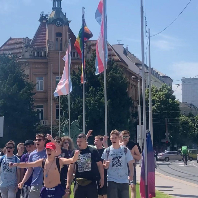 Grupa maturanata popela se na stup i i skinula zastavu ispred HNK uoči Gay Pridea.
