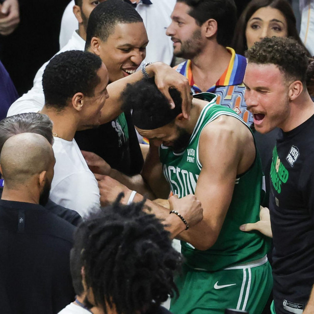 Slavlje Derricka Whitea