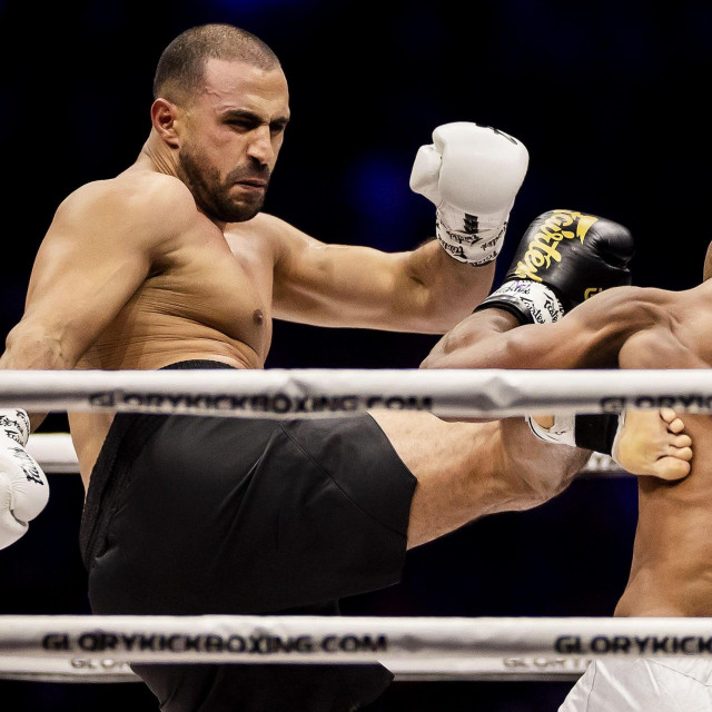 Badr Hari (lijevo) udara Alistaira Overeema (desno)