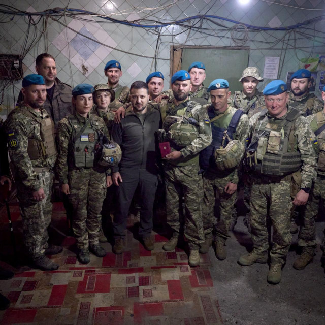 Volodimir Zelenski s vojnicima