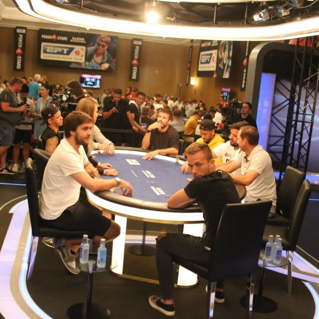 Neymar za pokeraškim stolom