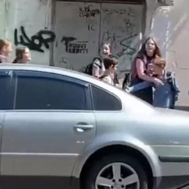 Djeca trče u sklonište