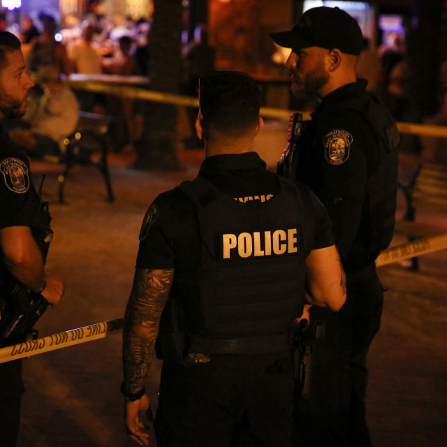 Policija i lokalne vlasti od građana su zatražili da se klone mjesta sukoba