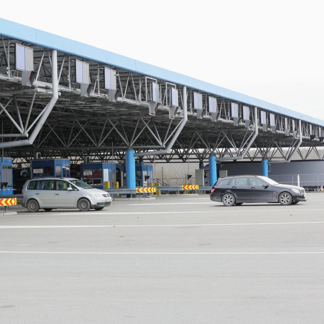 Carinski službenici obavljaju službene kontrole proizvoda životinjskog podrijetla koji čine dio osobne prtljage putnika