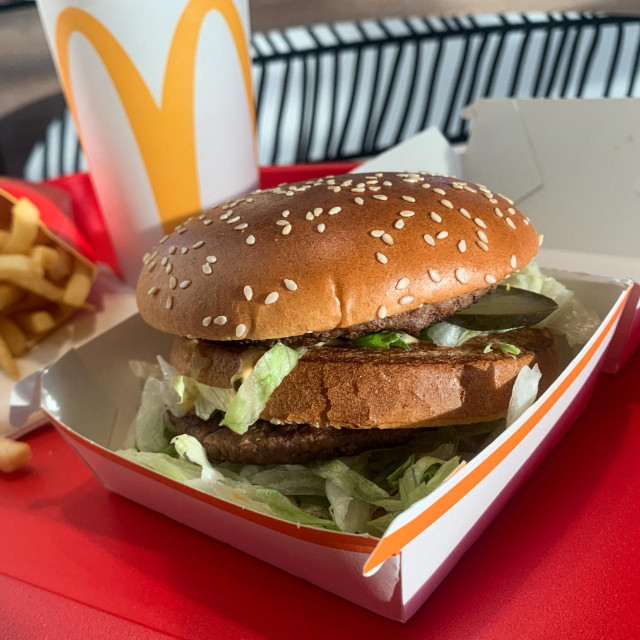 Premda nije poznato koliko narudžbi McDonald‘s zaprimi preko mobilne aplikacije, digitalnih kioska u restoranima ili preko platformi za dostavu, glavni direktor za financije u lancu restorana rekao je digitalna prodaja u prvom kvartalu 2023. godine činila oko 40 posto sve prodaje