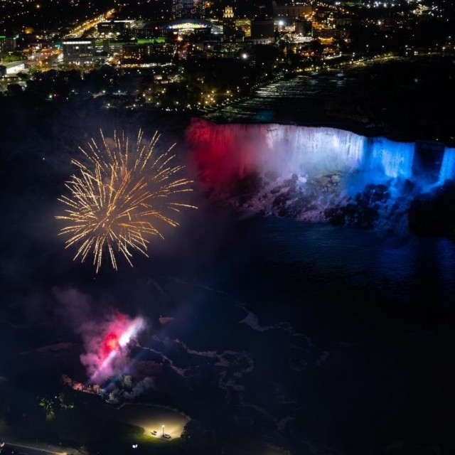 Niagarini slapovi u bojana hrvatske zastave