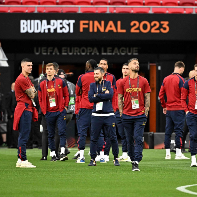 Igrači Rome na travnjaku Puskas Arene