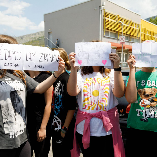 Prosvjed učenika i njihovih roditelja ispred OŠ Strožanac koji ”ne daju razrednicu Zrinku”