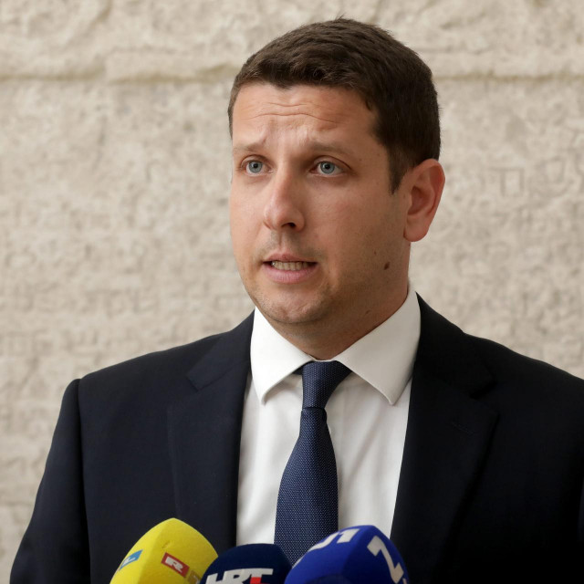 Zastupnik Marin Lerotic objavio je na pressici u Saboru da napušta IDS