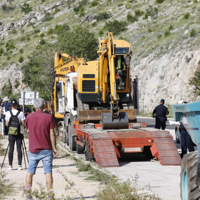 Rušenje bespravno sagrađenih objekata u uvali Vruja kod Makarske