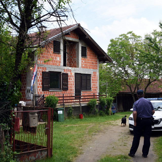 Policija u općini Lasinja nakon oružanog obračuna, pokraj kuće u kojoj živi Ivica L.