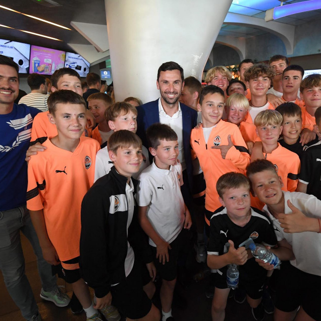 Dario Srna sa igračima Šahtara