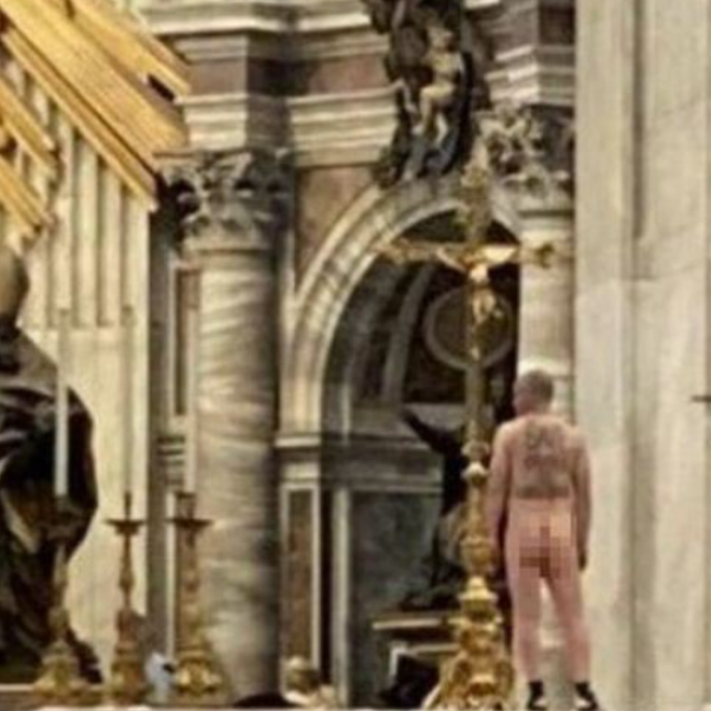 Goli muškarac na oltaru