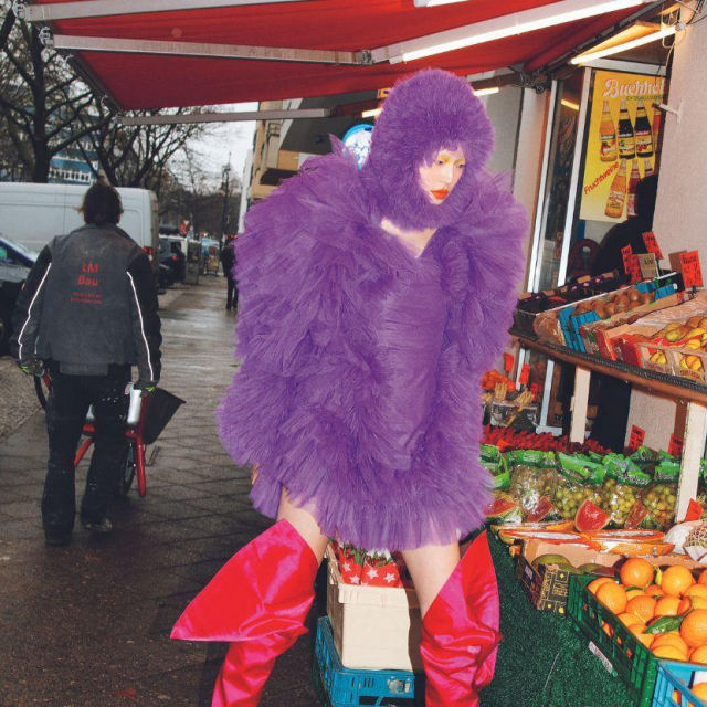 Haljina i oglavlje od tila DANNY REINKE, čizme visokih sara LORAND LAJOS/

Fotografije i styling SUZANA HOLTGRAVE
Model TORY @MODELWERK
Make up i kosa SAM HILL @INCLOVER AGENCY
asistent fotografkinje DOMINIK HILL @INCLOVER AGENCY

Kreativno vodstvo: Romano Decker 