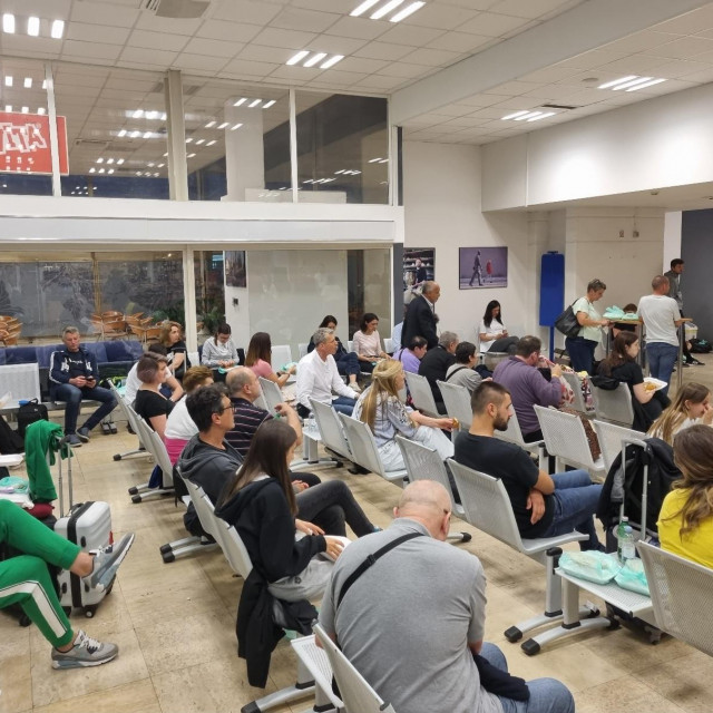 Putnici čekaju let za London