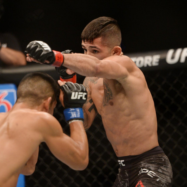 Sergio Pettis (desno)