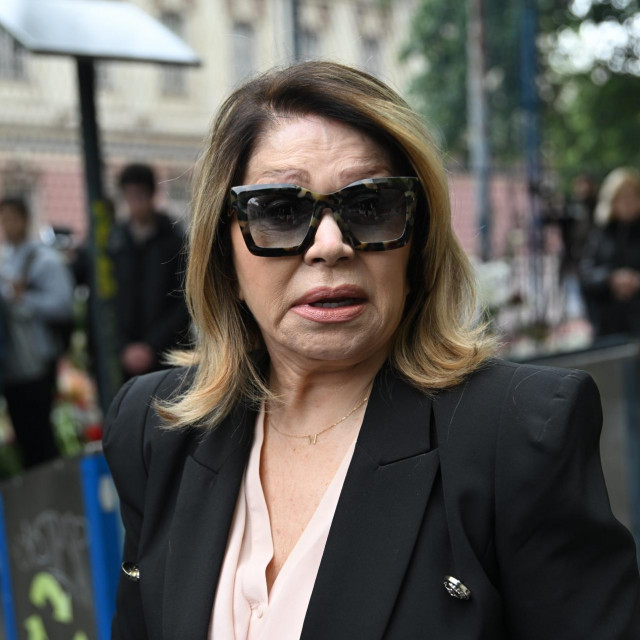 Beograd, 040523.
Poruke, cvijece i svijece ispred skole za ucenike i zastitara koje je jucer vatrenim oruzjem ubio 14-godisnji ucenik u Osnovnoj skoli Vladislav Ribnikar u naselju Vracar.
Na fotografiji: Neda Ukraden.