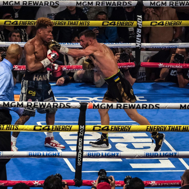 Devin Haney (lijevo) i Vasilij Lomachenko (desno)