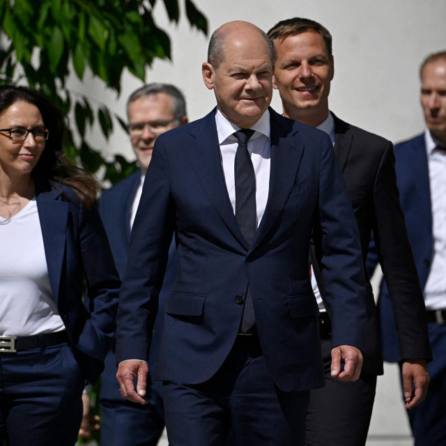 Olaf Scholz (u sredini)