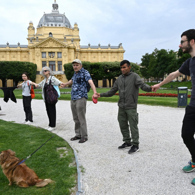 Na Tomislavovom trgu je stvoren živi lanac kao simbol progresivne ideje zajedništva i bolje budućnosti