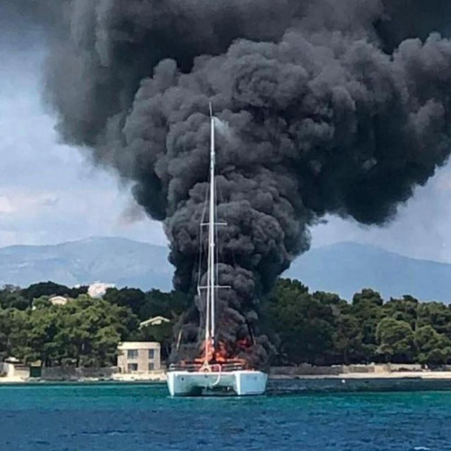 Zapalio se katamaran