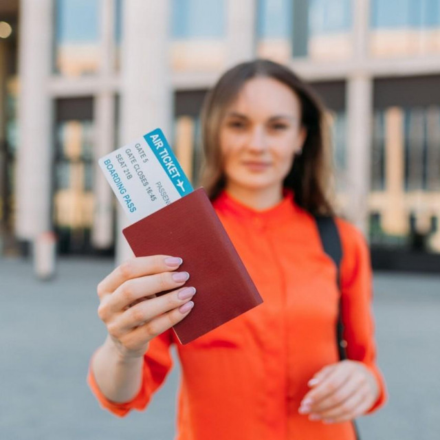 Ilustracija, žena s avionskom kartom