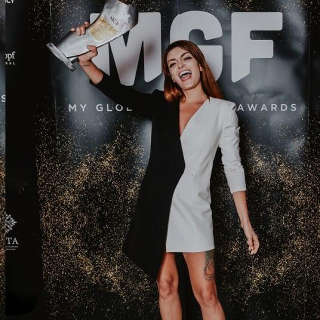 Gianna Apostolski i Ella Dvornik