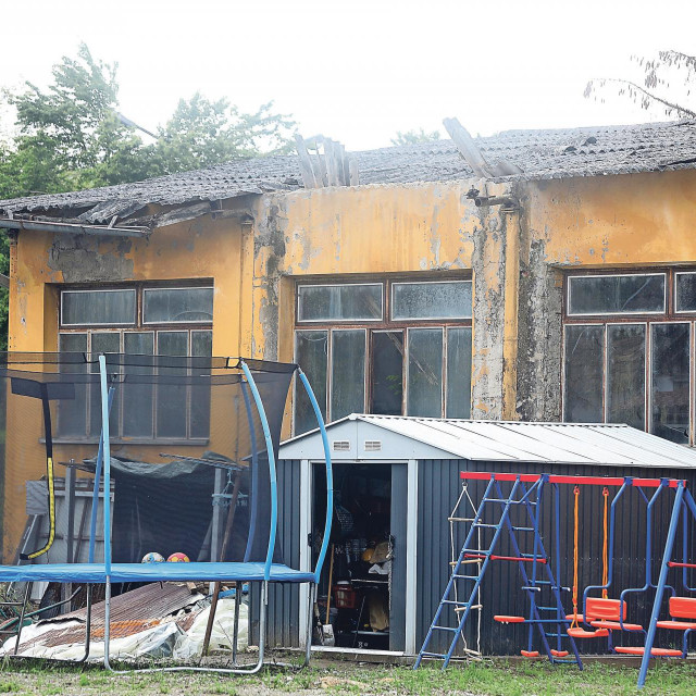 Dvor izgleda apokaliptično. Da ga Una nedavno nije poplavila, ni sada ga nitko ne bi spominjao