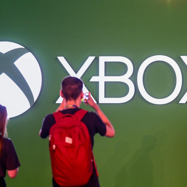 Posjetitelji se fotografiraju ispred Xbox loga na sajmu video igara Gamescom