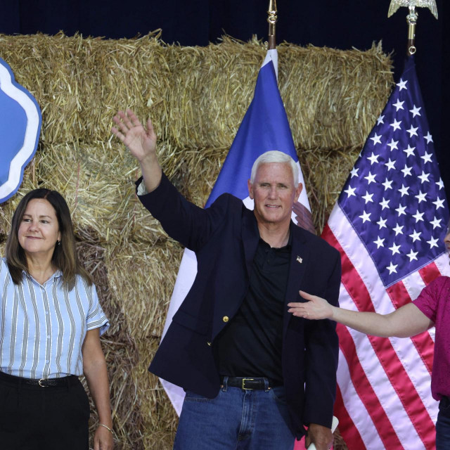 Mike Pence sa suprugom Karen i senatoricom Joni Ernst