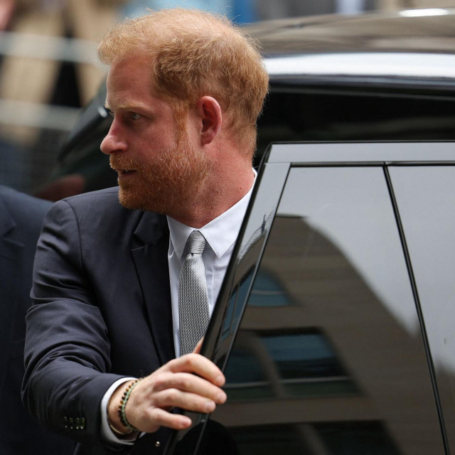 Princ Harry stiže na sud