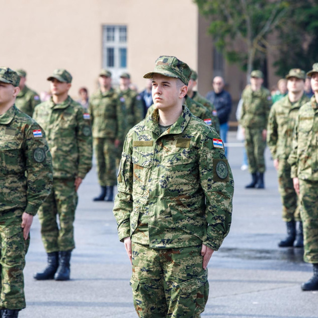 Predsjednik Republike i vrhovni zapovjednik Oružanih snaga Republike Hrvatske Zoran Milanović sudjelovao je na svečanoj prisezi 37. naraštaja ročnih vojnika na dragovoljnom vojnom osposobljavanju